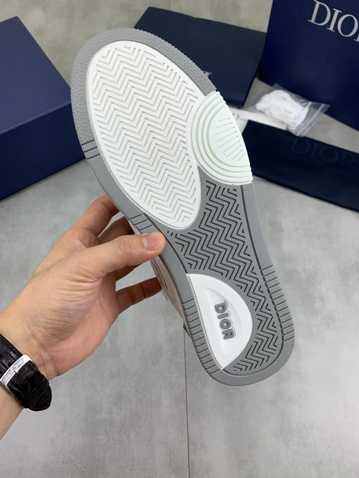 Factory price P760💰Low-top series 💎Top quality💎Dior's latest B57 low-top series original couple's mid-top sports sneakers Top high-end version Purchasing quality Original development Dior spring and autumn new B57 low-top couples' sports shoes are new products in this series, (Dior) B57 low-top sports shoes, original version 15560💰Purchased early spring new presbyopic sports shoes A favorite among major celebrities and Internet celebrities. The on-foot effect is very nice. The B57 sports sneakers are made by Italian craftsmen. They have distinct layers and a unique three-dimensional effect. They show a modern and elegant style, comparable to Dior  A classic style from Dior. Crafted from smooth black calf leather with beige and black Oblique print panels on the sides. The "CD Icon" shaped shoelace eyelets are clever and delicate, and the two-color rubber sole, rear collar and heel are all equipped with the brand's iconic details to enhance the style. Oblique printed straps at the ankle allow for an adjustable fit to complement the overall design. Fashionable and versatile, it can complement any look.                        Imported silk cowhide stitching with CD embroidery printing; 5⃣️colors🉑️choice TPU outsole Size: women’s 36-40 men’s: 38-46 (men’s sizes 38, 45, 46 are custom-made, non-refundable and non-exchangeable)